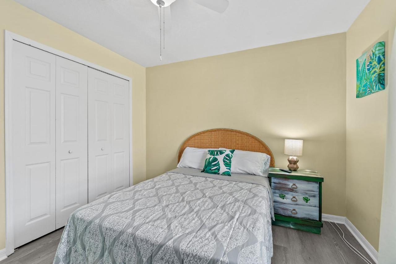 Surfside Paradise Retreat - 3br And 2ba Duplex, Grill, Dog Friendly - Close To The Beach! Holiday home Melbourne