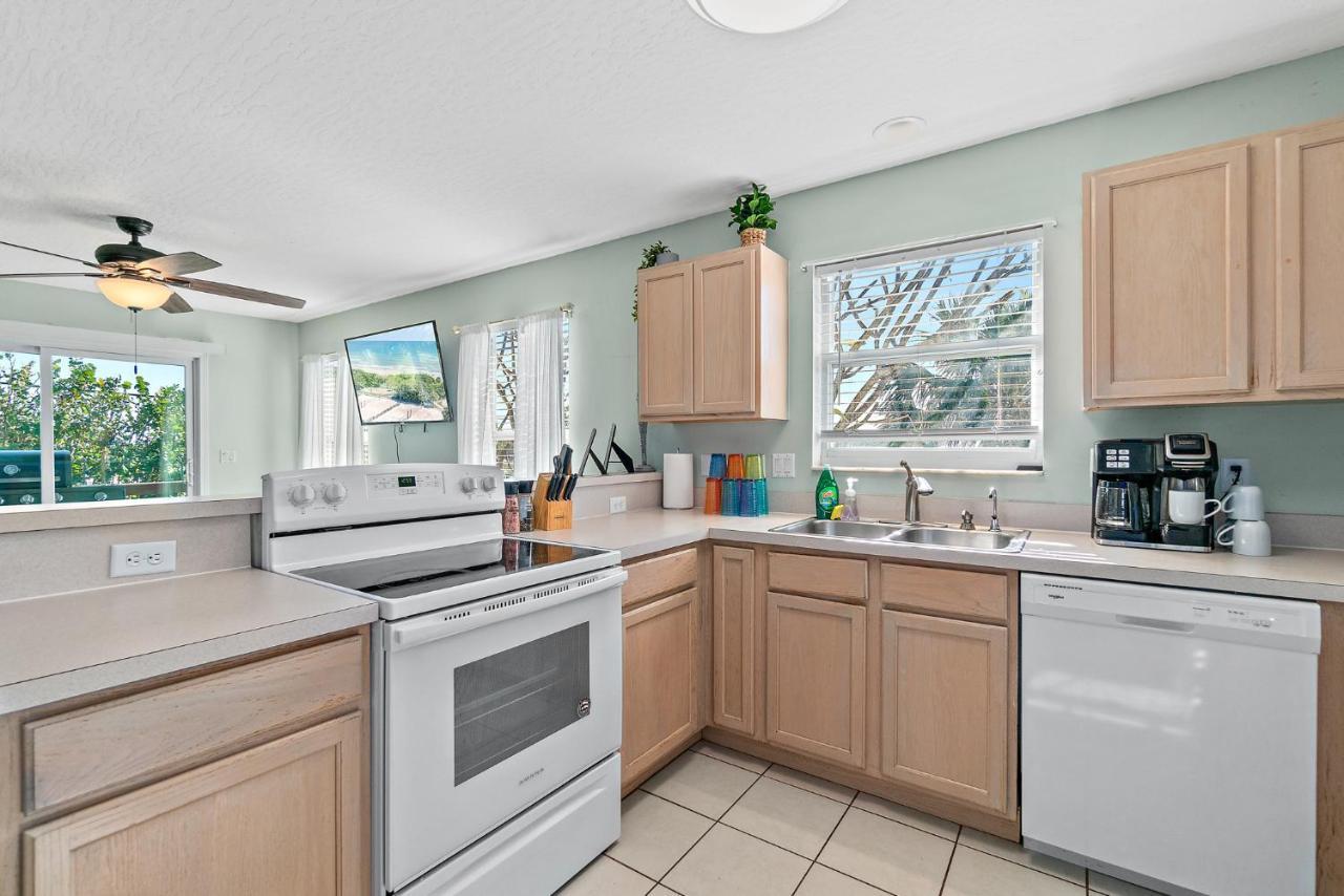 Surfside Paradise Retreat - 3br And 2ba Duplex, Grill, Dog Friendly - Close To The Beach! * Melbourne